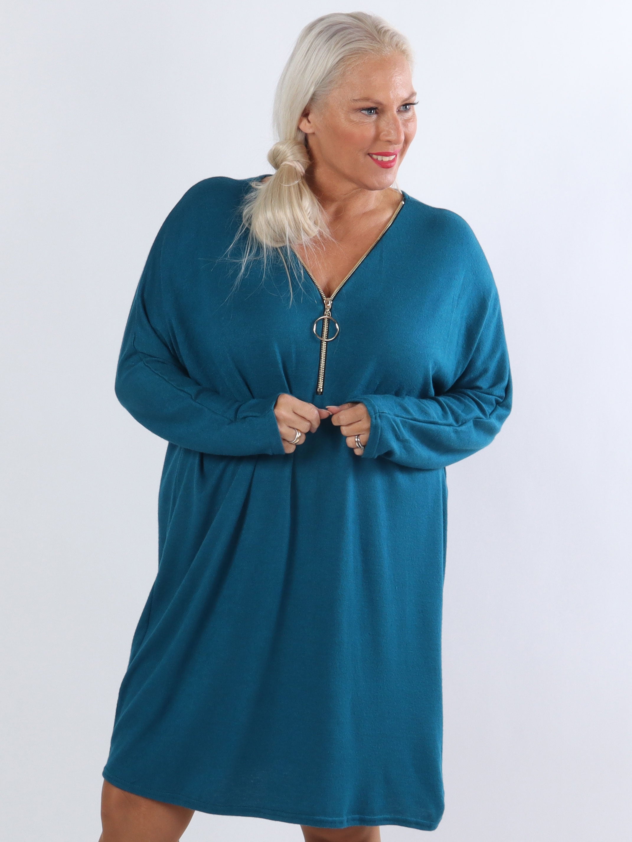 Filippa - Super blød plus size strikkjole med lynlås